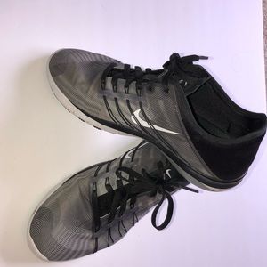 black nike running shoes